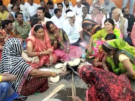 धरना स्थल पर महिलाओं ने चूल्हा जलाकर रोटियां सेंकी।