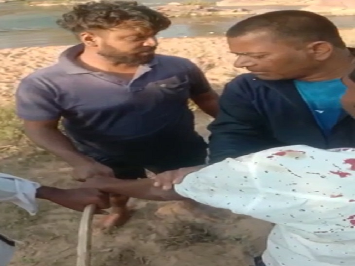 ऐसे हाथ पकड़कर कांग्रेस नेता को मारा गया।