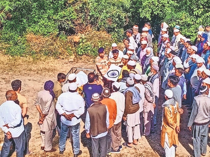 एएसआई के अंतिम संस्कार के दौरान उनके पैतृक गांव में ग्रामीण। - Dainik Bhaskar