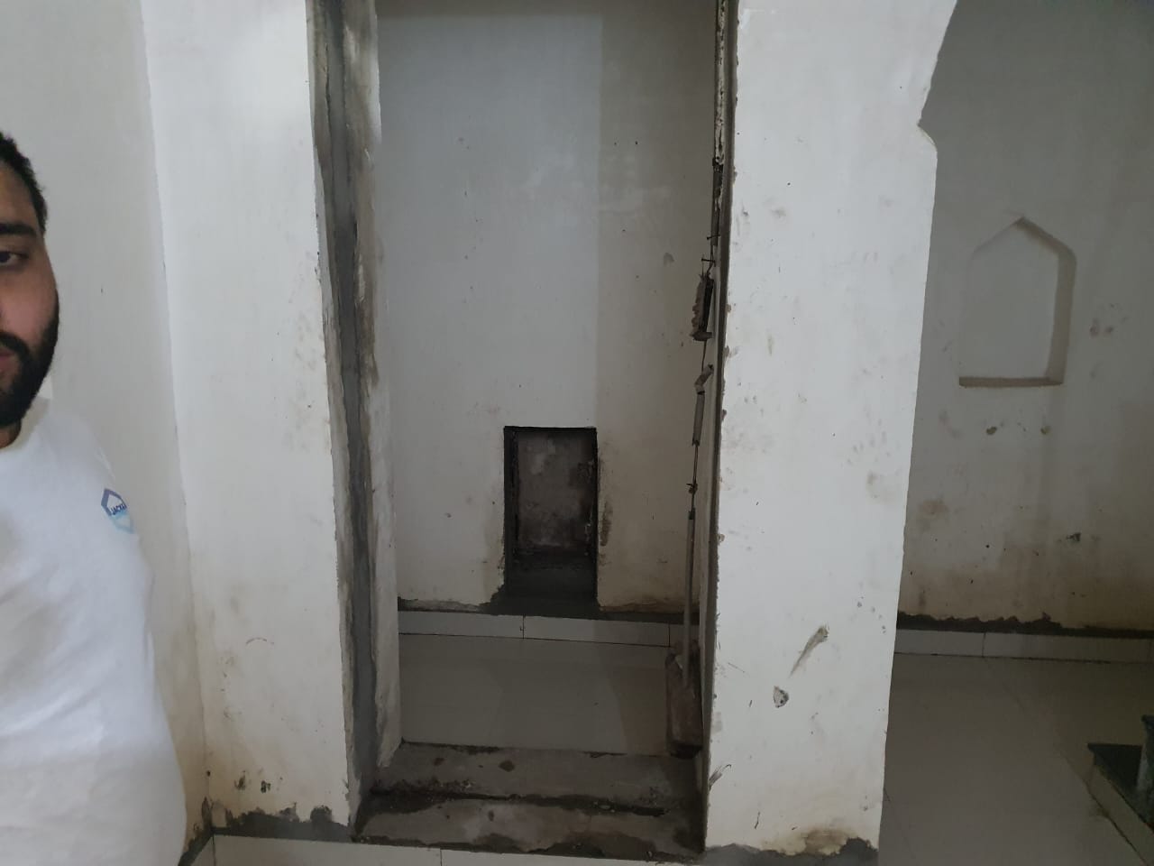 पहले तल मंजिल में यहां विराजित थी भगवान की प्रतिमा।