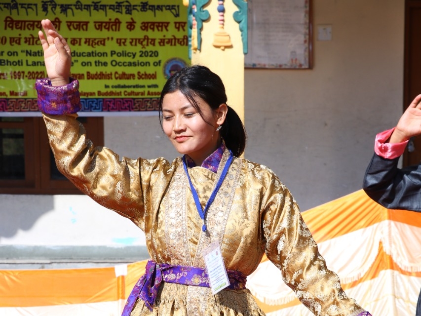 कार्यक्रम में अपनी प्रस्तुति देती छात्रा।