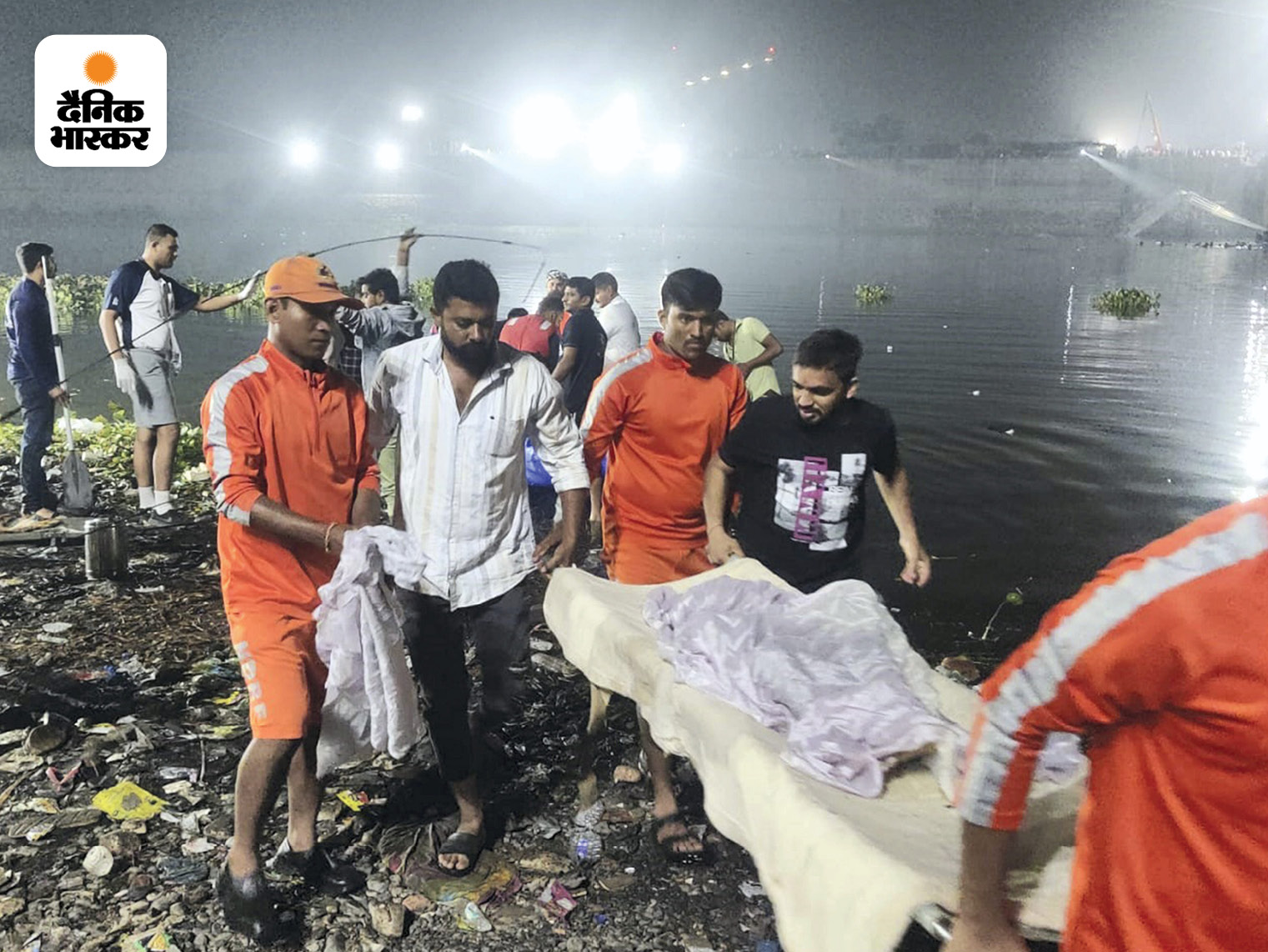 पुल के पास मौजूद लोगों ने डूबते लोगों को बचाया और शव बाहर निकाले।