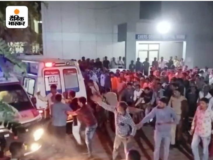 तस्वीर मोरबी के GMERS अस्पताल पर रात 11 बजे ली गई है। यहां लोगों की भीड़ और एंबुलेंस नजर आ रही हैं।