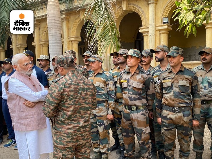 मोरबी अस्पताल परिसर में PM मोदी ने राहत और बचाव कार्यों में शामिल जवानों से भी मुलाकात की।