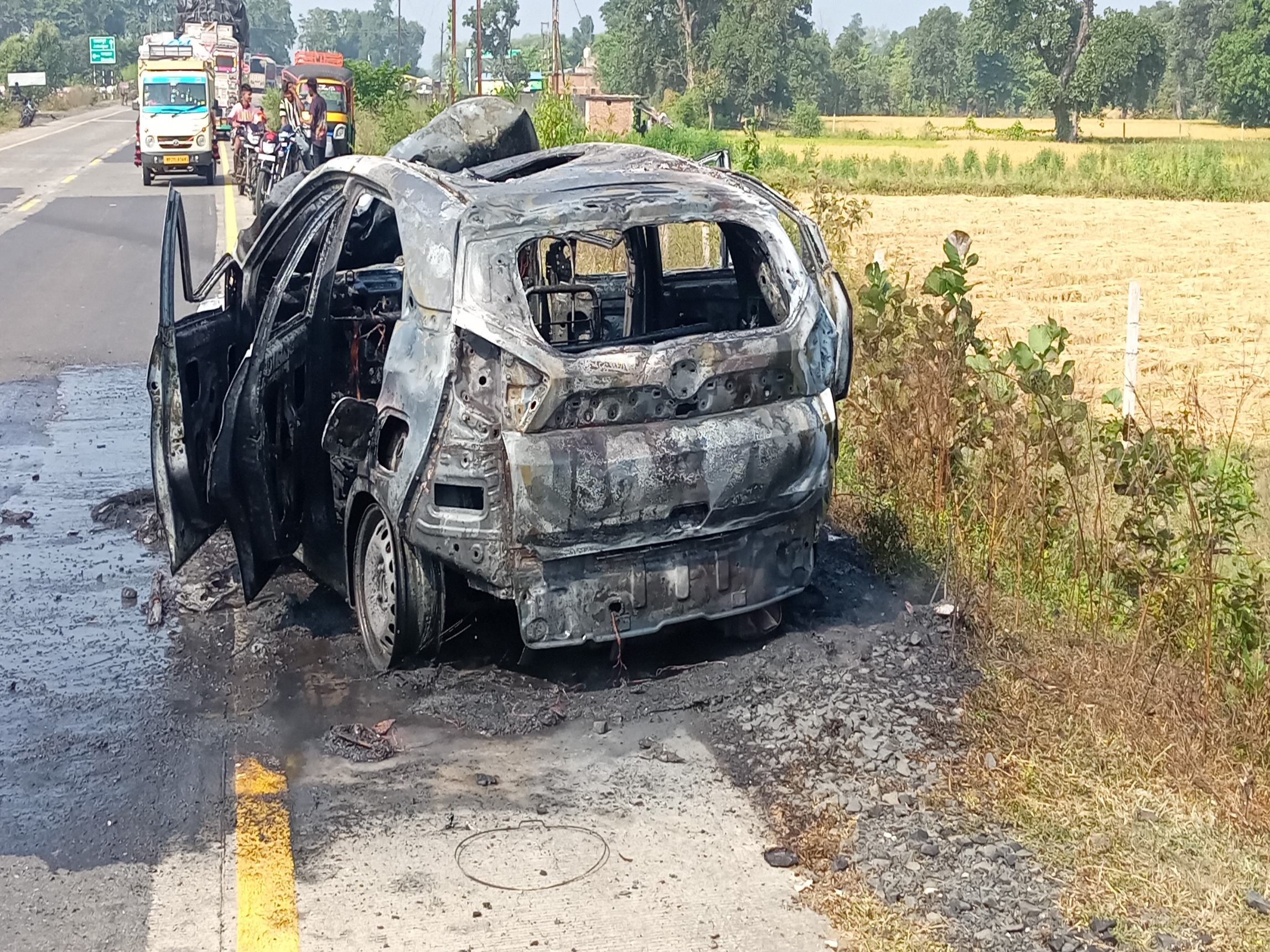 कार पूरी तरह से जल चुकी है।