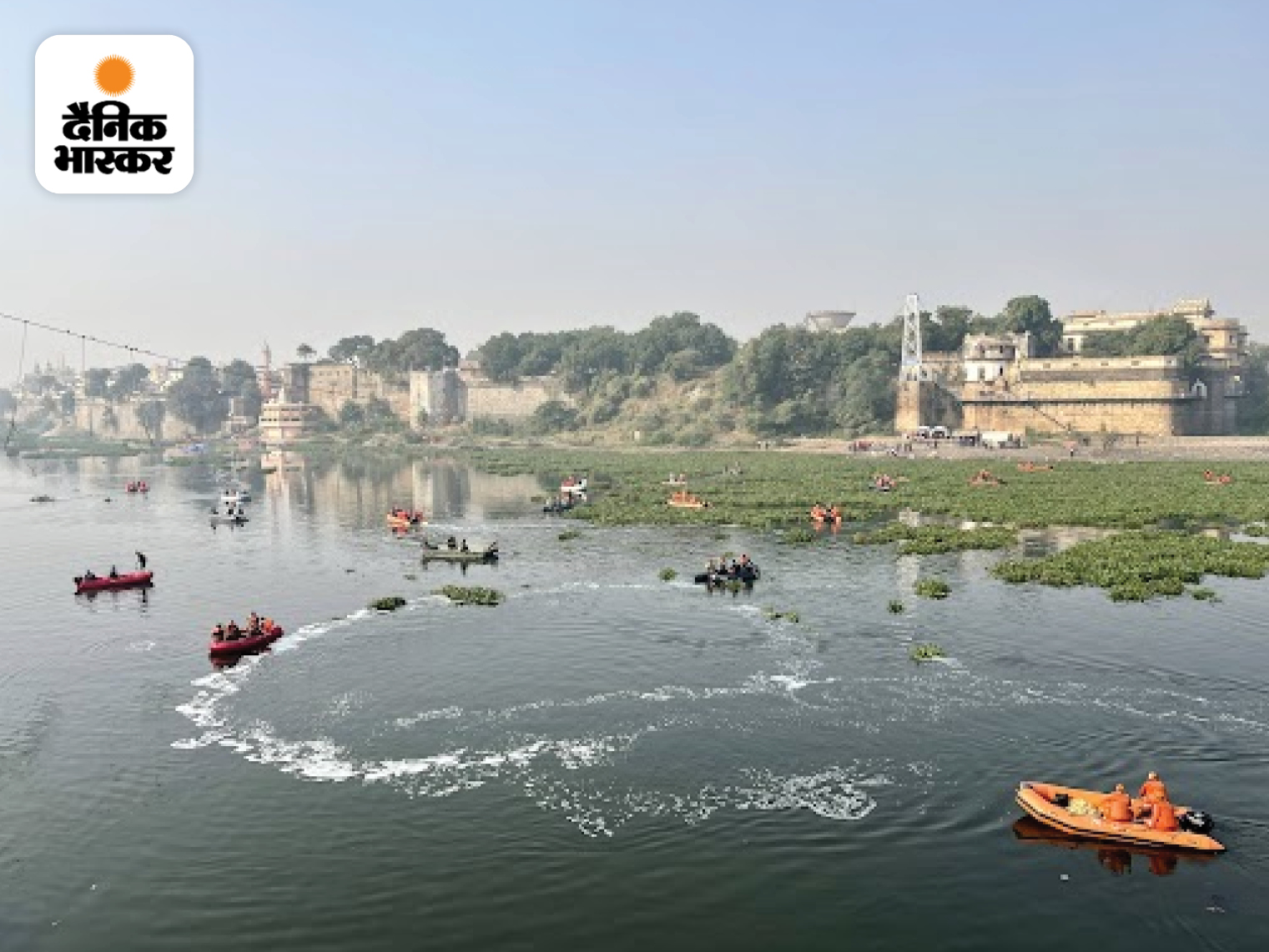 नेवी और NDRF की टीमों का ऑपरेशन तीन दिनों से जारी है।