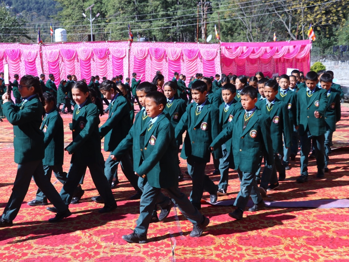 मार्च पास्ट करते विद्यालय के छात्र।