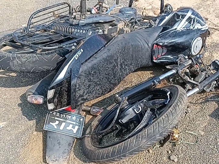 हाईवे पर कार की टक्कर के बाद दो हिस्सों में बंट गई संजय ठाकुर की बाइक।