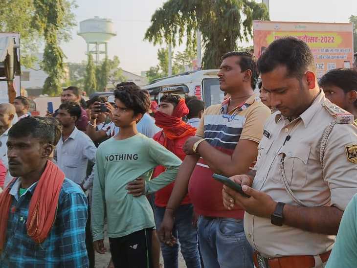 घटनास्थल पर स्थानीय लोगों के साथ पुलिसकर्मी।