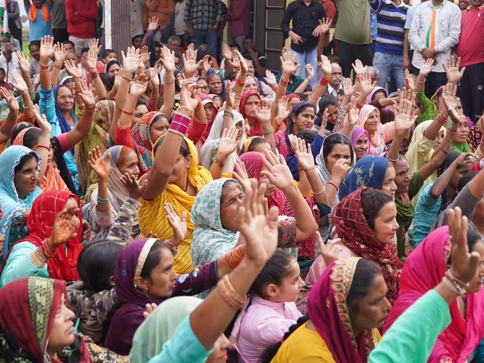 भदावली की चुनावी सभा में उमड़ी भीड़।