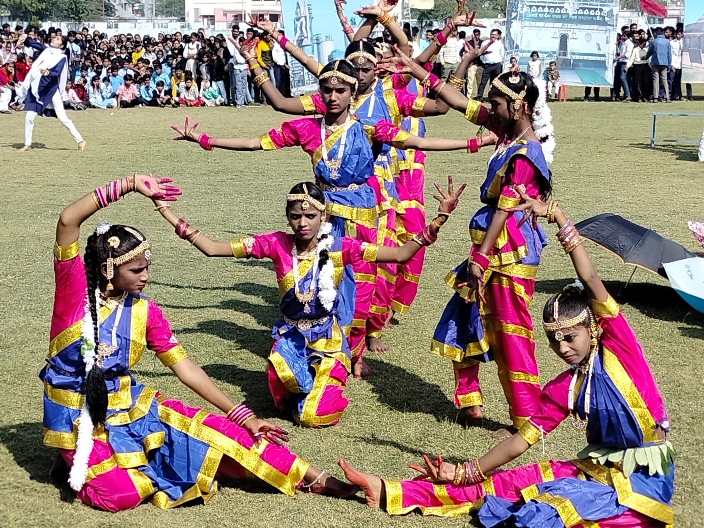 समारोह में स्कूली छात्र-छात्राओं ने सांस्कृतिक कार्यक्रमों की रंगारंग प्रस्तुतियां दी गई।