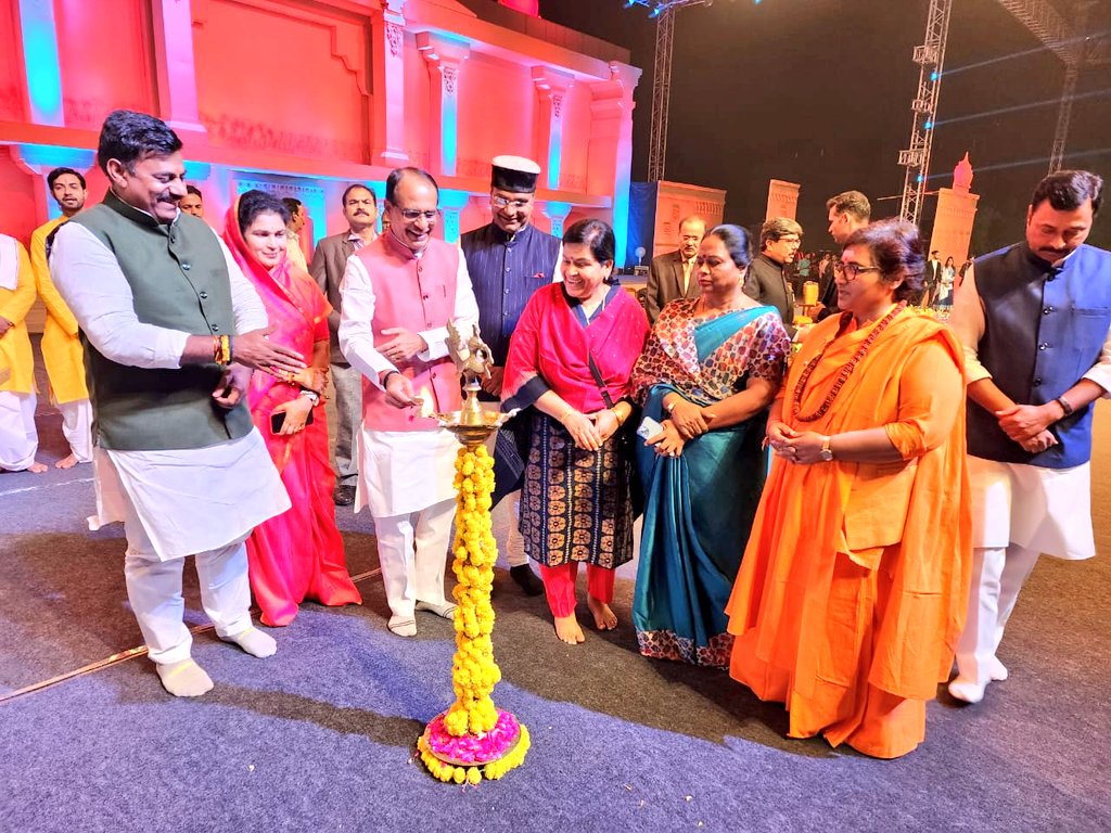 सीएम शिवराज ने दीप जलाकर मप्र स्थापना दिवस समारोह की शुरुआत की। इस मौके पर उनके साथ कई मंत्री, भोपाल के विधायक, महापौर और सांसद भी मौजूद थीं।