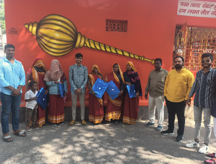 महिला सफाई कर्मचारियों का किया सम्मान।