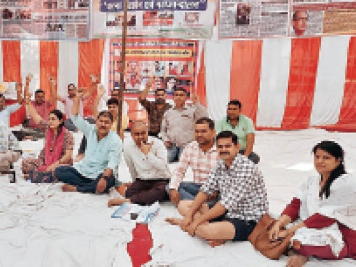 अपनी मांगों को लेकर फूलबाग पर धरना-प्रदर्शन करते अतिथि विद्वान। - Dainik Bhaskar