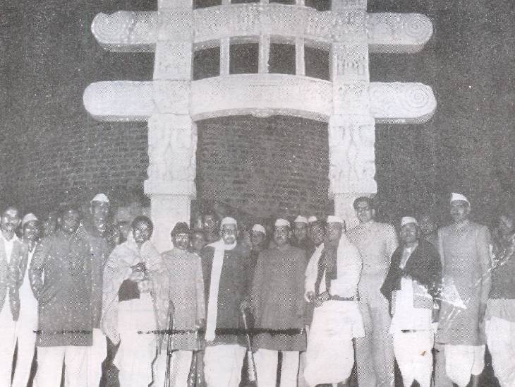 मध्यप्रदेश राज्य गठन के पहले भोपाल आए तत्कालीन संयुक्त प्रांत के मुख्यमंत्री पं. रविशंकर शुक्ल के सांची स्तूप के दौरे के समय की तस्वीर। फोटो में तत्कालीन भोपाल पार्ट-सी के मुख्यमंत्री डॉ. शंकरदयाल शर्मा, मध्यभारत के मंत्री गोपीकृष्ण विजयवर्गीय, भोपाल स्टेट के मंत्री मौलाना तरजी मशरिकी, रायसेन क्षेत्र के विधायक बाबूलाल कमल भी नजर आ रहे हैं।