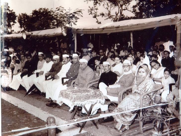 नए मध्यप्रदेश की पहली मंत्रिपरिषद 1 नवंबर 1956 को लाल परेड मैदान पर कार्यक्रम आयोजित किया गया। तस्वीर की पहली लाइन में (दाएं से बाएं) रानी पद्मावती देवी, मुख्यमंत्री पं. रविशंकर शुक्ल, नरसिंह राव दीक्षित, मिश्री लाल गंगवाल, शंकरलाल तिवारी, डॉ. शंकर दयाल शर्मा, तखतमल जैन, मौलाना तरजी मशरिकी, वीवी द्रविड़ और शिवभानु सोलंकी।