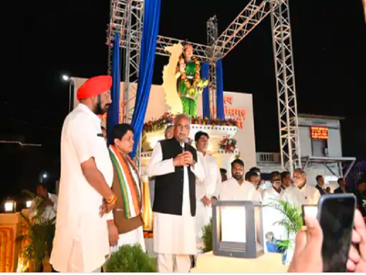 सीएम ने कलेक्टर ऑफिस के पास महतारी की विशाल प्रतिमा का अनावरण किया था।