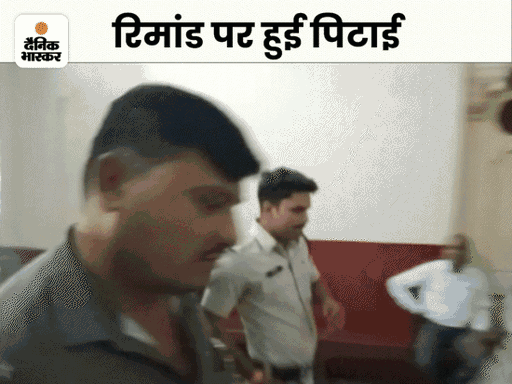 राहुल को कोर्ट रूम ले जाते पुलिसकर्मी। कोर्ट में राहुल चुप ही रहा। उसके वकील ने पुलिस पर रिमांड के दौरान मारपीट का आरोप लगाया था।