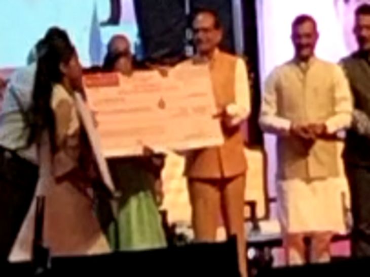 सीएम शिवराज ने 1477 लाडली लक्ष्मियों के खाते में 1 करोड़ 83 लाख रुपए ट्रांसफर किए। कुछ बेटियों को प्रमाण-पत्र भी बांटे।