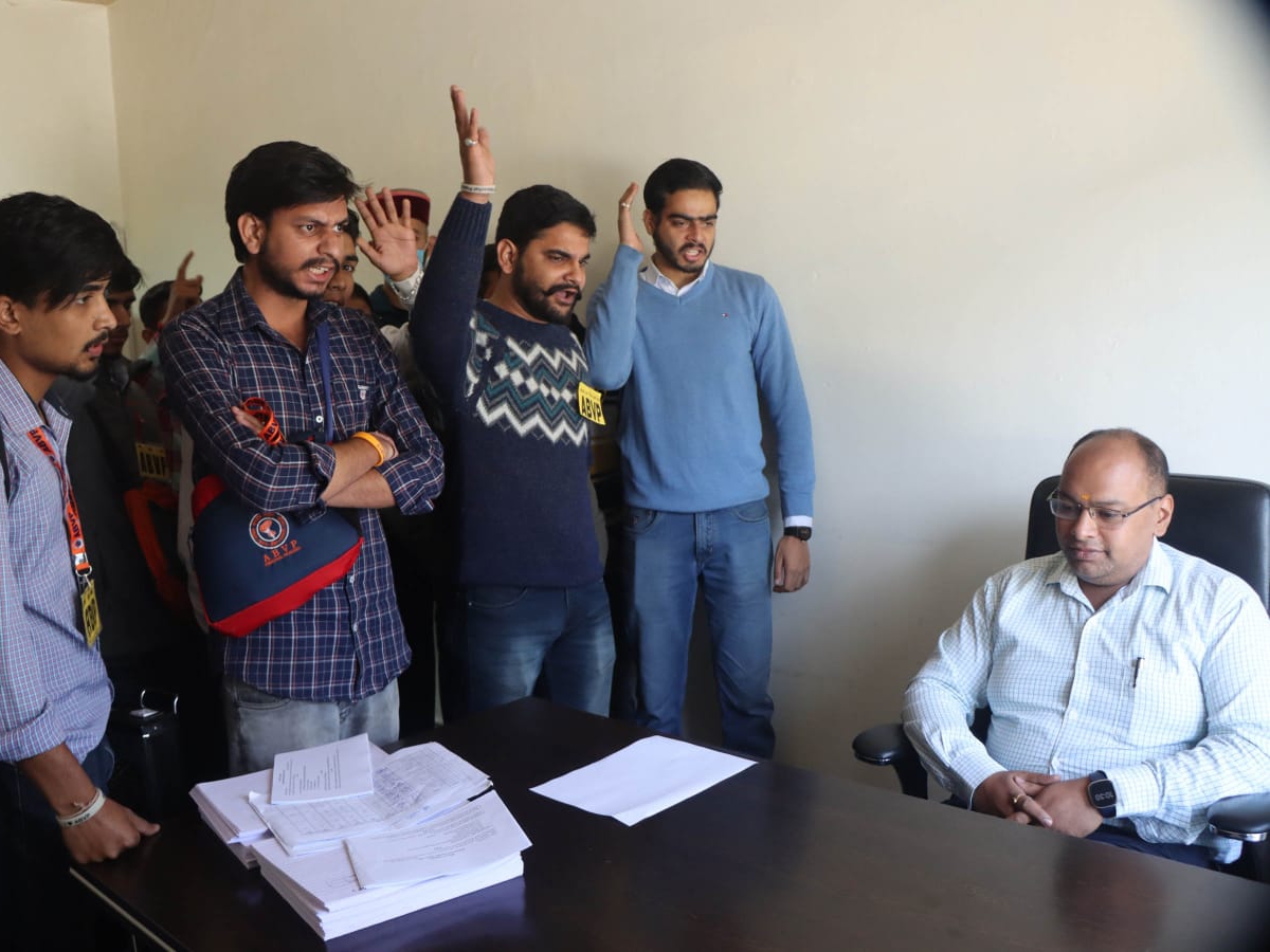 एबीवीपी के सीबीआई विभाग के विपरीत प्रदर्शन। - दैनिक भास्कर