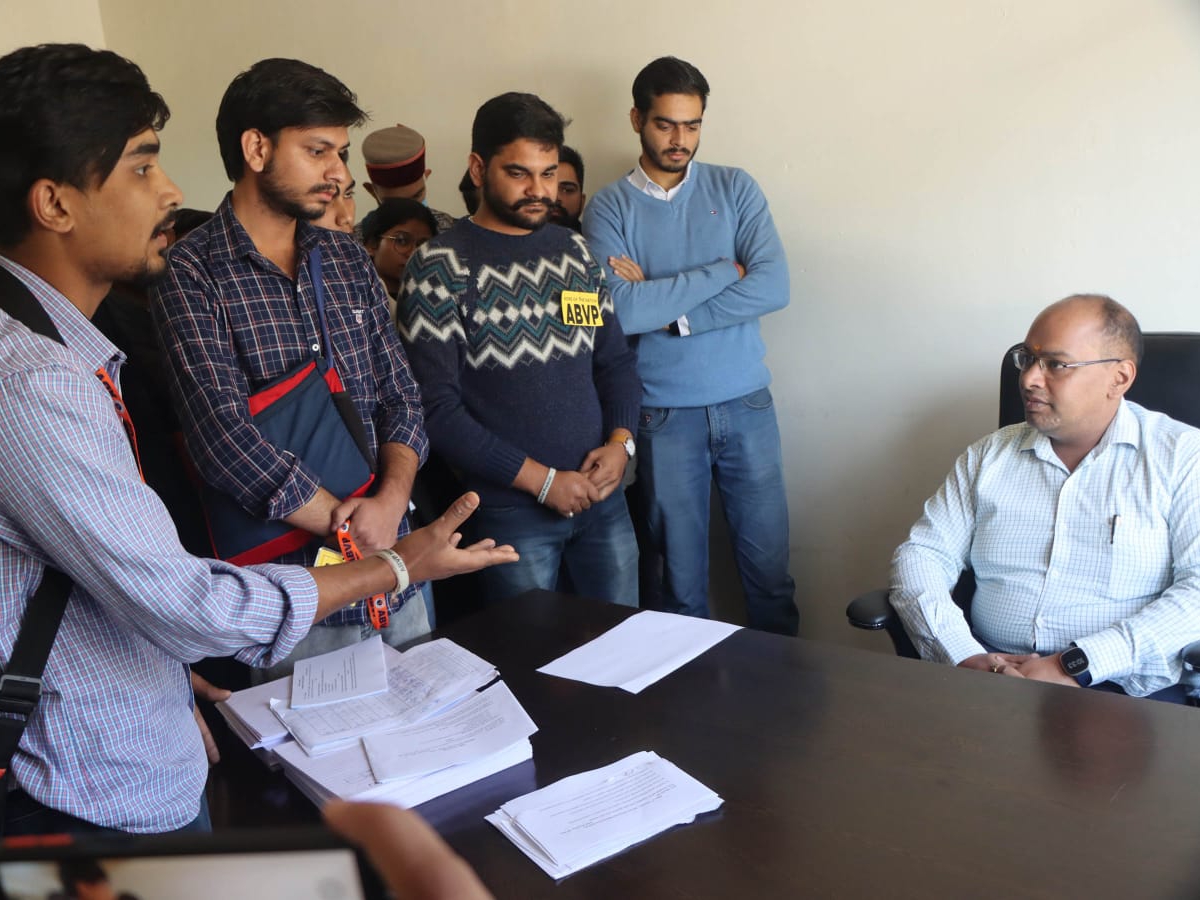 एबीवीपी के छात्र-छात्राएं कार्यालय के प्रमुखों की बैठकें।