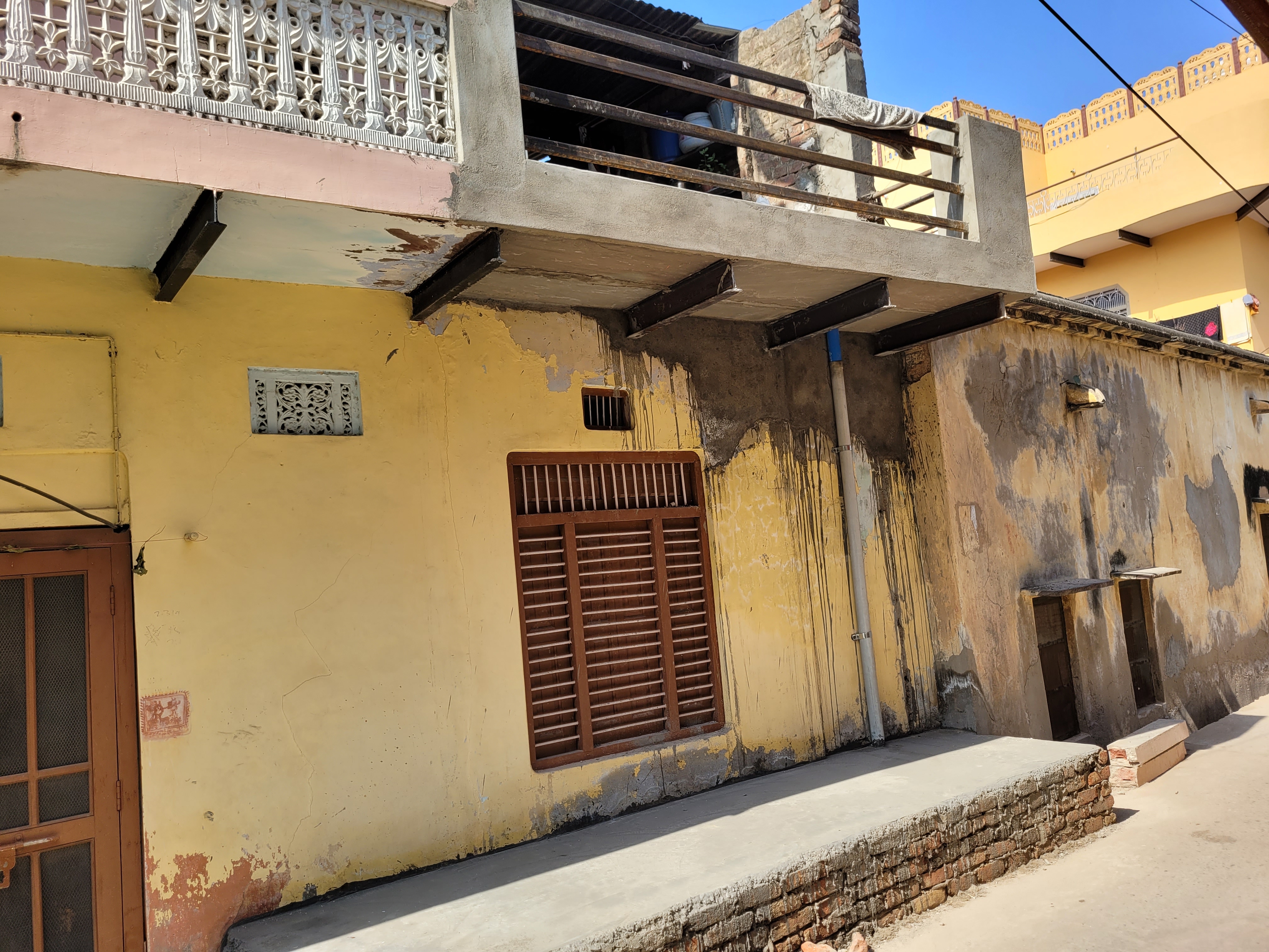 महिला ने युवक को घर के बाहर खड़ा होने से मना किया था, जिस पर विवाद हो गया