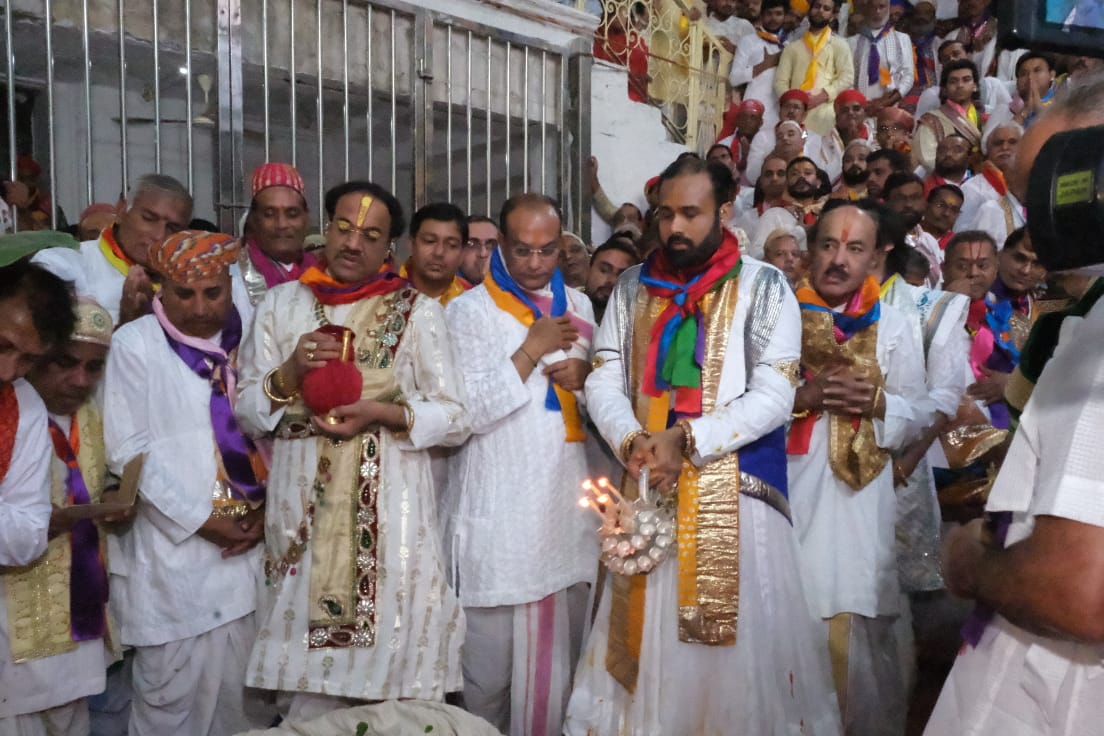 गोवर्धन पूजा चौक में तिलकायत पुत्र विशाल बावा पूजा अर्चना करते हुए।
