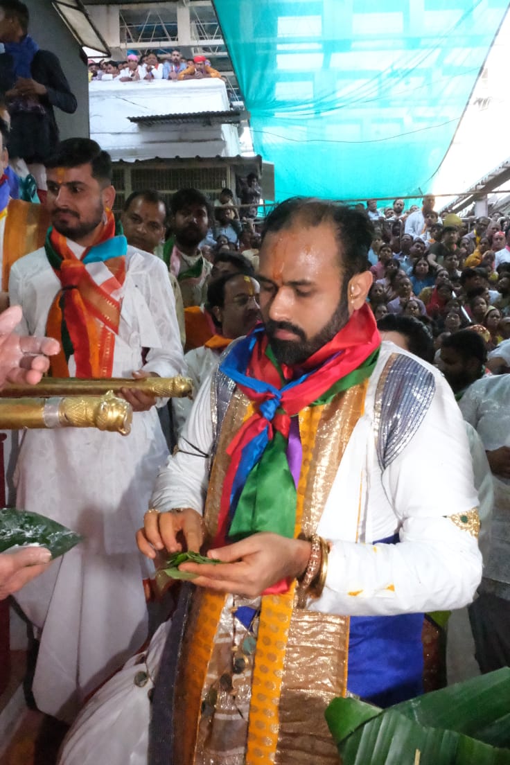 गोवर्धन पूजा की परम्परा को पूरा करते विशाल बावा।