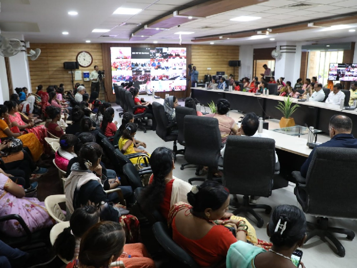 कलेक्टर ऑफिस में हुए आयोजन में बड़ी संख्या में शामिल हुए लोग।