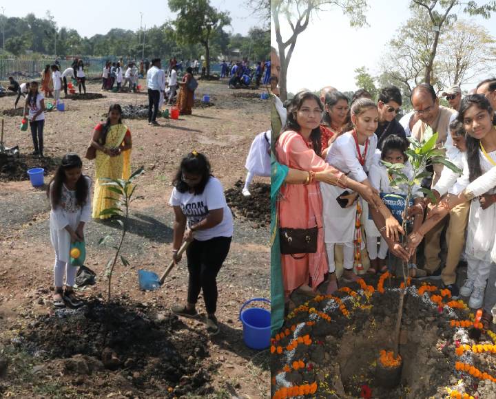 बेटियों के साथ लाडली लक्ष्मी वाटिका में पौधरोपण करते सीएम शिवराज सिंह चौहान