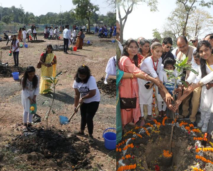 बेटियों के साथ लाडली लक्ष्मी वाटिका में पौधारोपण करते सीएम शिवराज सिंह चौहान