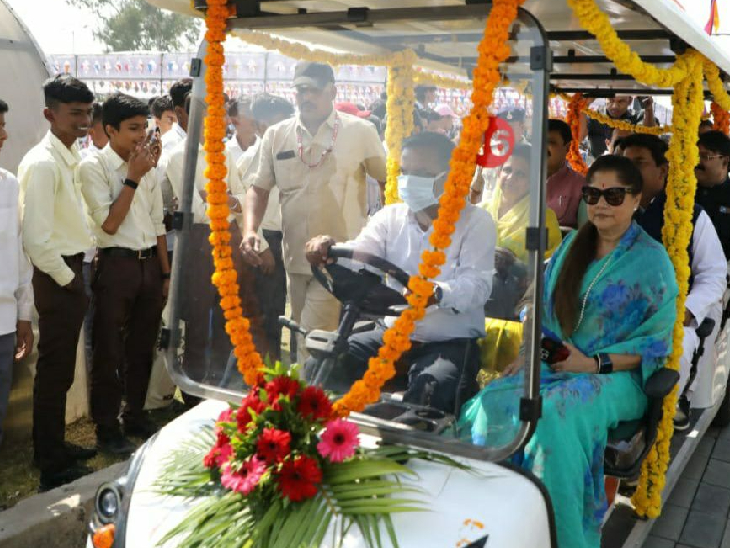 ई-रिक्शा काे बढ़ावा देने के लिए रिक्शा में बैठीं प्रभारी मंत्री सिंधिया। - Dainik Bhaskar