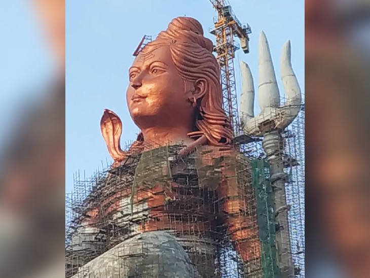 निर्माण कार्य की शुरुआत में 251 फीट ऊंची शिव प्रतिमा बनाना तय किया गया था, लेकिन बाद में इसकी ऊंचाई 351 फीट करने का निर्णय लिया गया। जब प्रतिमा 351 फीट बनकर तैयार हुई तो इस पर गंगा की जलधारा लगाने का आइडिया आया। इसी के बाद इस पर जब यह जलधारा लगाई तो इसकी ऊंचाई बढ़कर 369 फीट हो गई।
