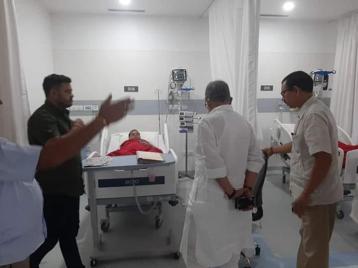 मेदांता अस्पताल में भर्ती MLC नीरज कुमार की तस्वीर।