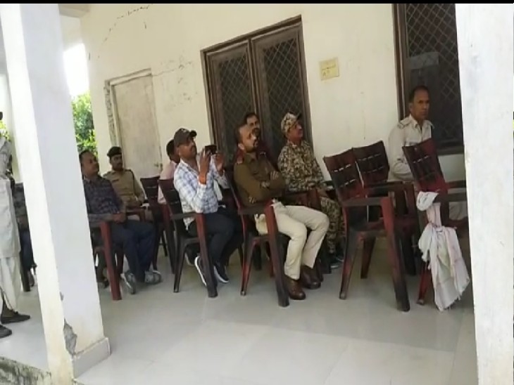 मौजूद अधिकारी-कर्मचारी