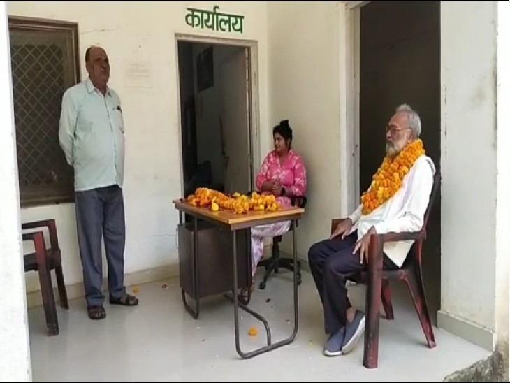 पुरुषोत्तमलाल दीक्षित माला पहने हुए - Dainik Bhaskar