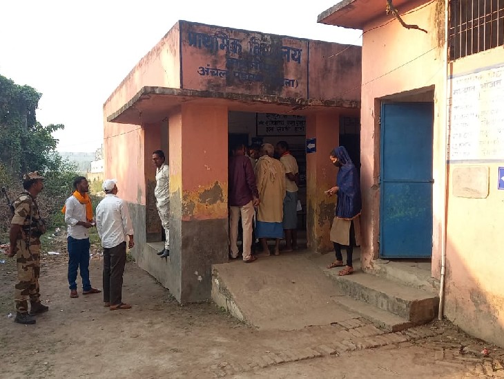 मोकामा विधानसभा में बूथ नंबर 3 पर मतदान के पहुंचे मतदाता।