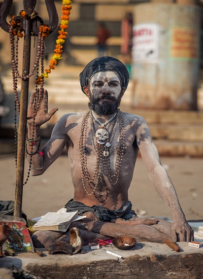 बनारस के श्मशान घाटों पर इस अंदाज में आपको कई अघोरी मिल जाएंगे। सोर्स- गूगल