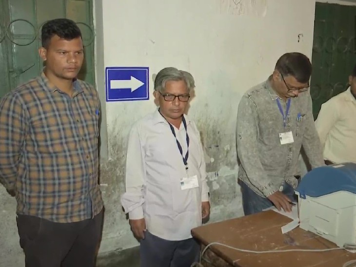 ये तस्वीर मोकामा की है। बूथ नंबर 4 पर मतदान से पहले जायजा लेते चुनावकर्मी।