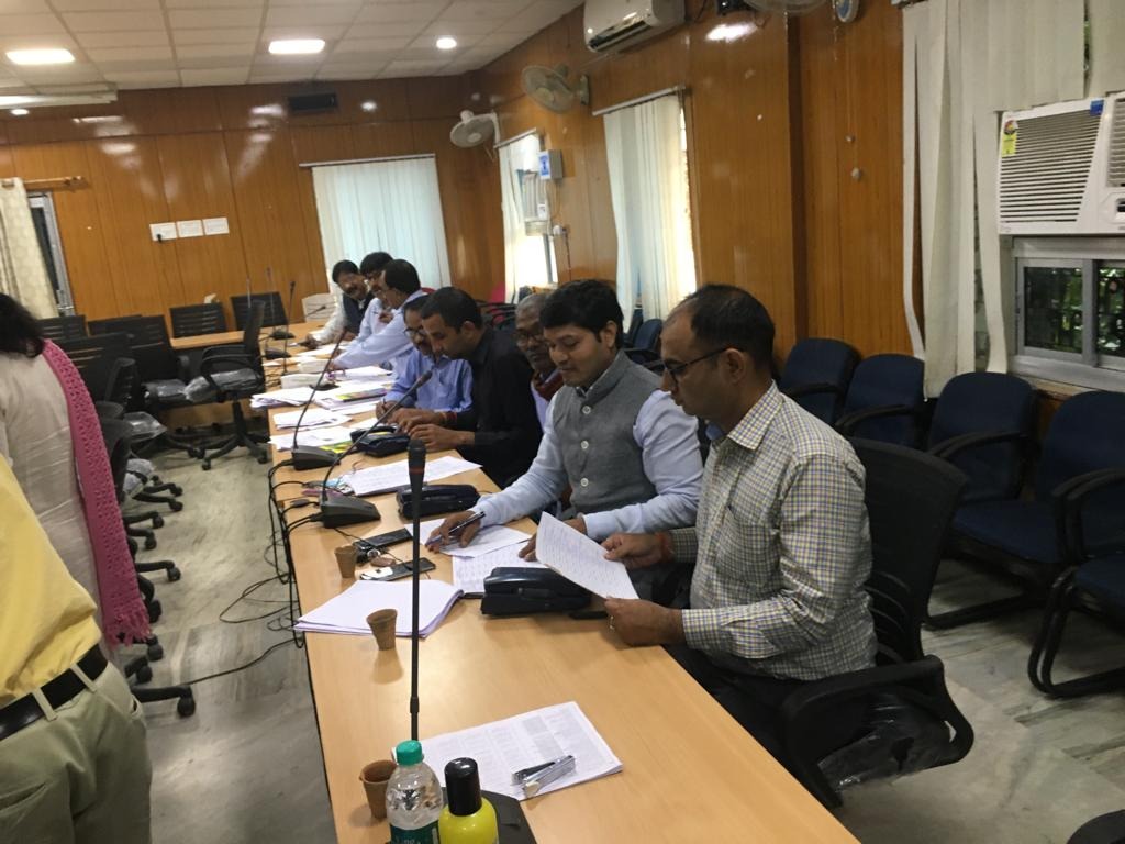 वोटिंग से पहले मॉक टेस्ट करते एसडीएम।