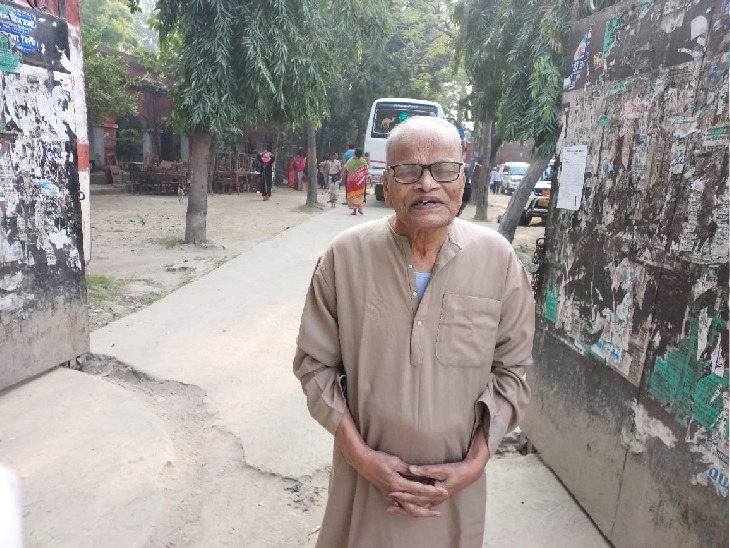 गोपालगंज के बूथ संख्या 150 पर 95 साल के प्रेमचारी कृष्ण दत्त ने मतदान किया।