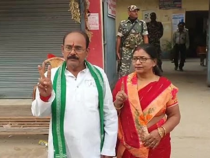 गोपालगंज में RJD प्रत्याशी मोहन प्रसाद गुप्ता ने अपनी पत्नी के साथ किया मतदान।