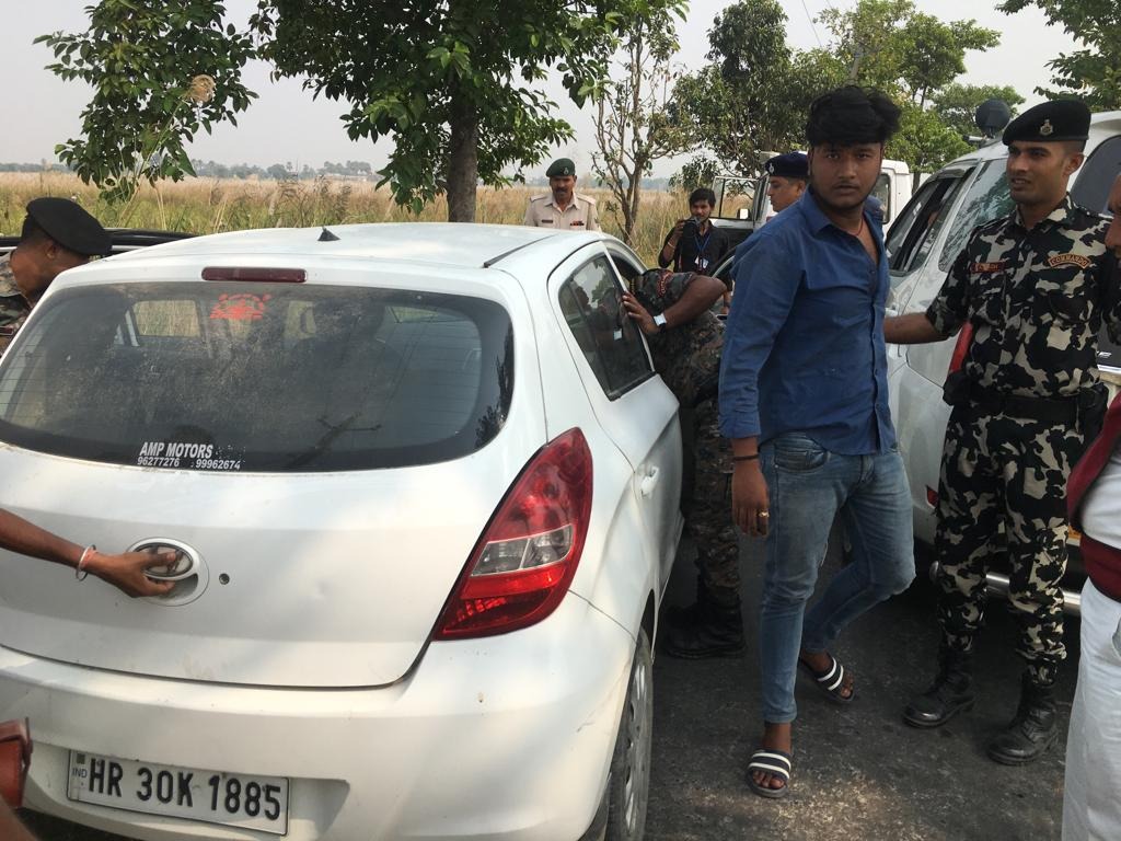 गोपालगंज के ख्वाजेपुर में सुनसान जगह पर 3 संदिग्ध लोगों को कार समेत हिरासत में लिया गया।