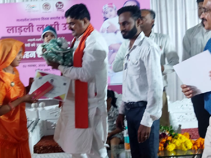 कार्यक्रम में कृषि मंत्री ने लाड़ली लक्ष्मी काे प्रमाण पत्र प्रदान किए। - Dainik Bhaskar