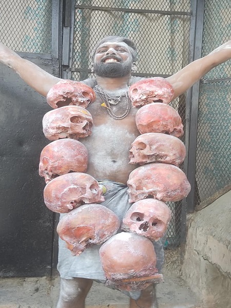 ये बाबा कालू डोम परिवार के पवन चौधरी हैं, खुद को अघोरी भी मानते हैं। वे कहते हैं कि डोम का बच्चा जब तक साधक को पांच बार नहीं मारे, उसे सिद्धि नहीं मिलती।