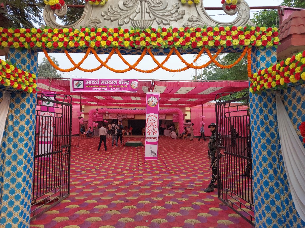 आदर्श मतदान केंद्र भी बनाया गया है।