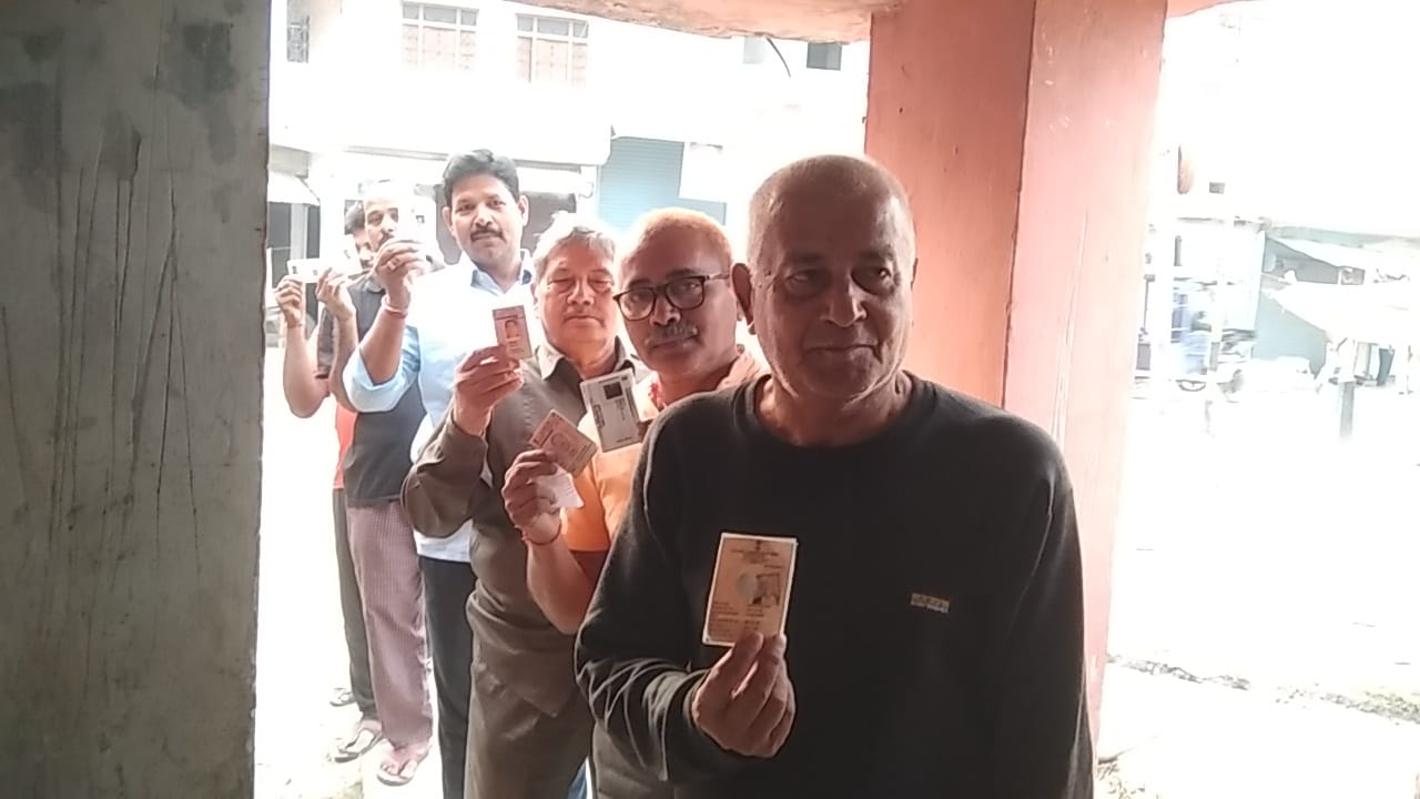 गोपालगंज के हजियापुर राजकीय मध्य विद्यालय में बने बूथ पर वोट देने पहुंचे मतदाता।