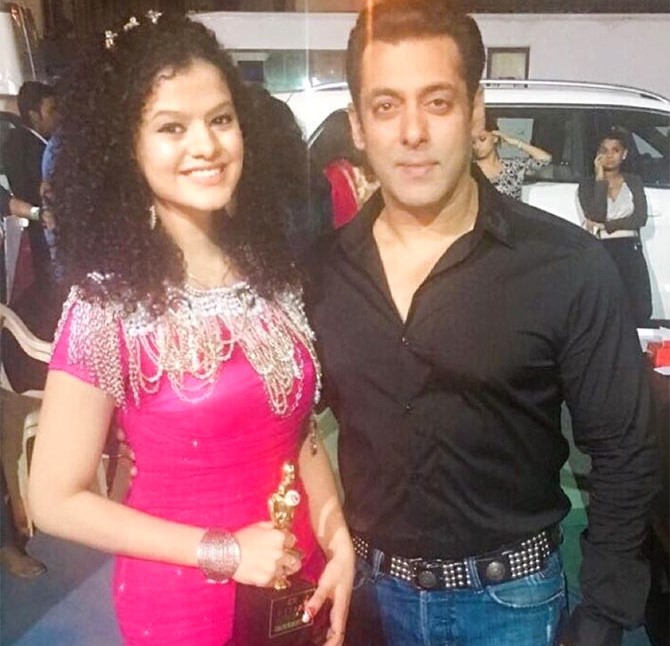 पलक सलमान खान को अपना गॉड फादर मानती हैं। सलमान खान ने ही 2014 में अपनी फिल्म ‘किक’ के लिए 'जुम्मे की रात' पलक को ऑफर किया था, जो साल का सबसे बड़ा हिट गाना रहा था।