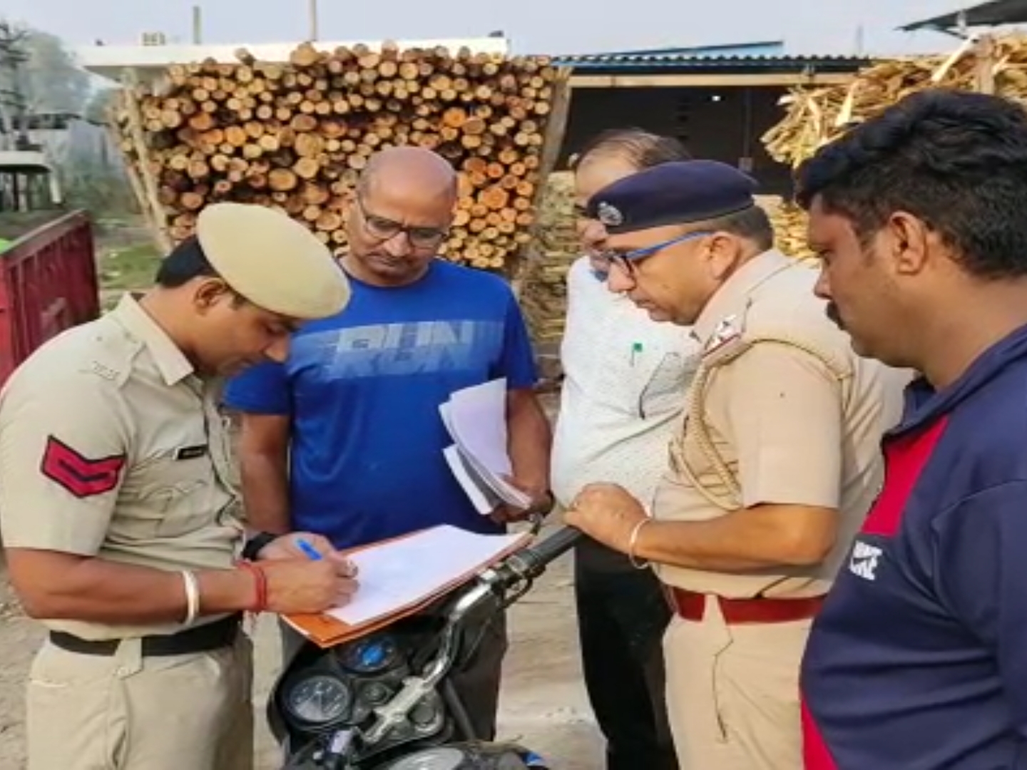 मौके पर कार्रवाई करती पुलिस।