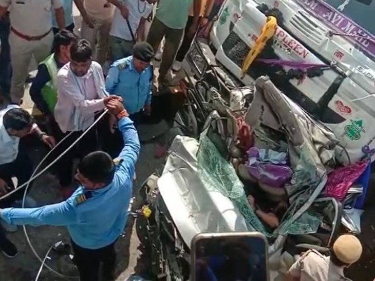 कार दोनों ट्रेलरों के बीच बुरी तरह से फंस गई। कार को काटकर शव निकाले गए।